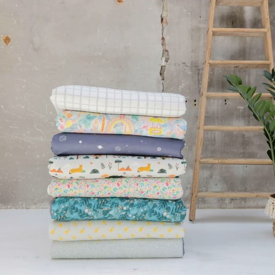 Une pile de tapis aux imprimés variés, posée au centre