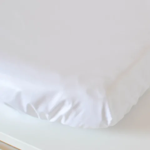 Gros plan sur l'angle de la housse imperméable blanche