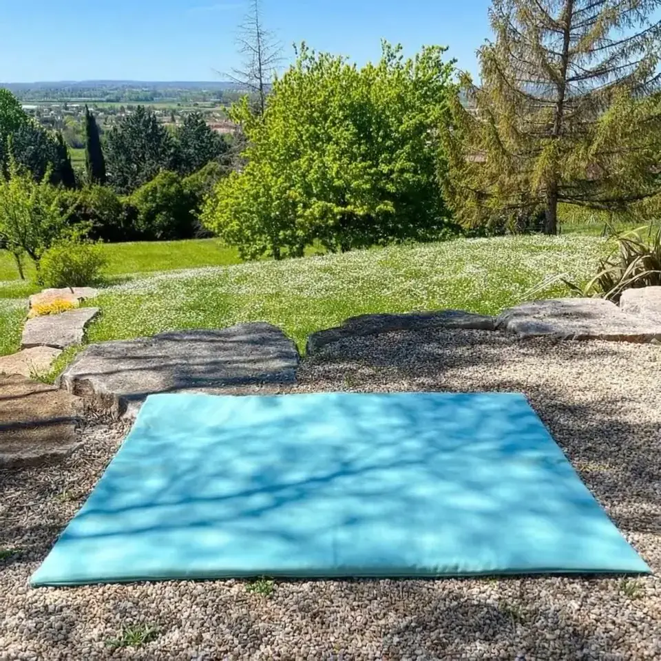 Un tapis à fleurs peintes posé sur le jardin