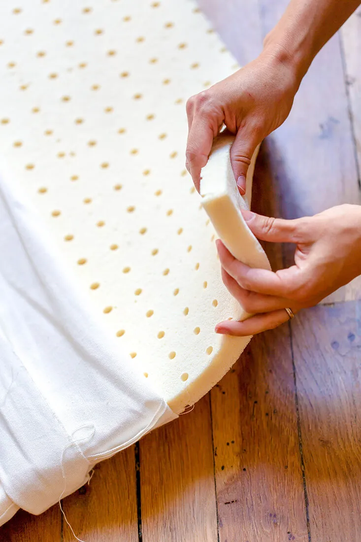 Une plaque de latex naturel perforé, prête à être découpée
