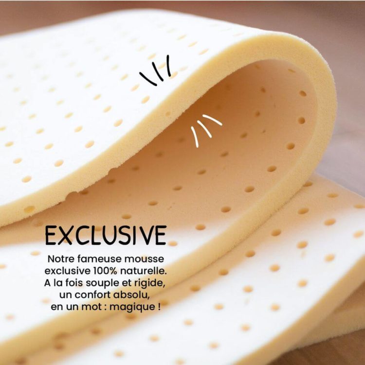 Un bloc de mousse en latex naturel perforé, replié sur lui-même. « Exclusive : notre fameuse mousse exclusive 100 % naturelle. À la fois souple et rigide, un confort absolu, en un mot : magique ! »