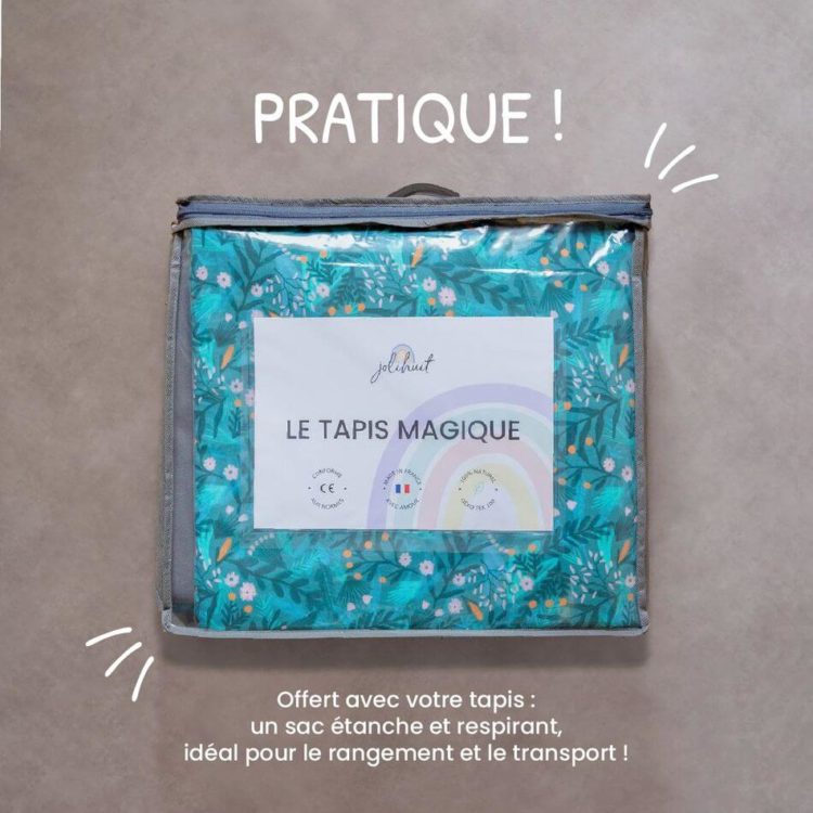 Le tapis plié dans son sac de transport turquoise, étiquette Le Tapis Magique. « Pratique ! Offert avec votre tapis : un sac étanche et respirant, idéal pour le rangement et le transport ! »