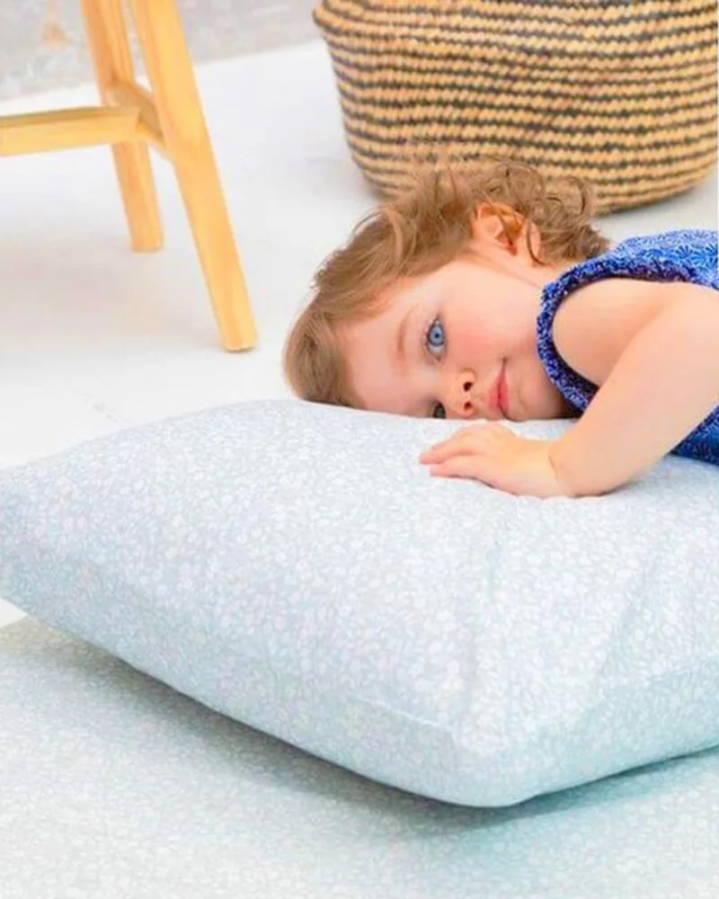 Un petit garçon allongé, la tête posée sur l'oreiller enfant Jolihuit