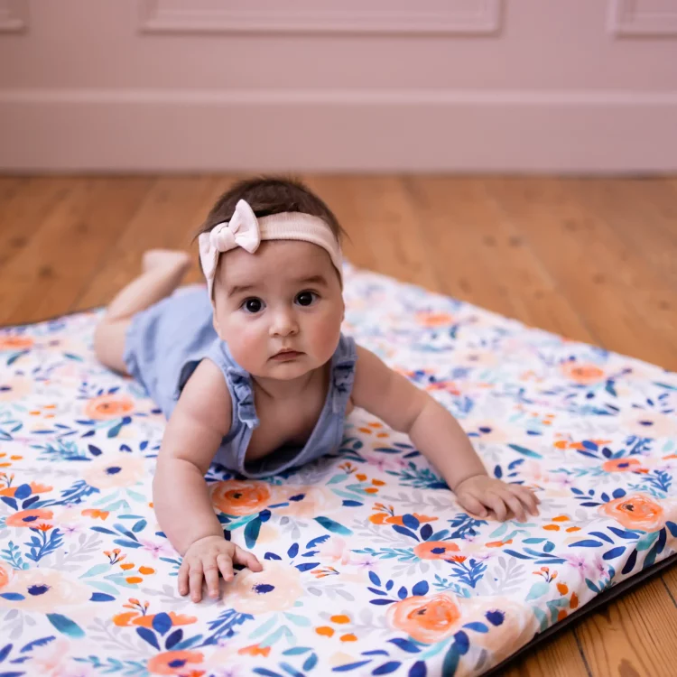 Le Tapis Magique dans l'imprimé Bouquet printanier, un bébé allongé dessus